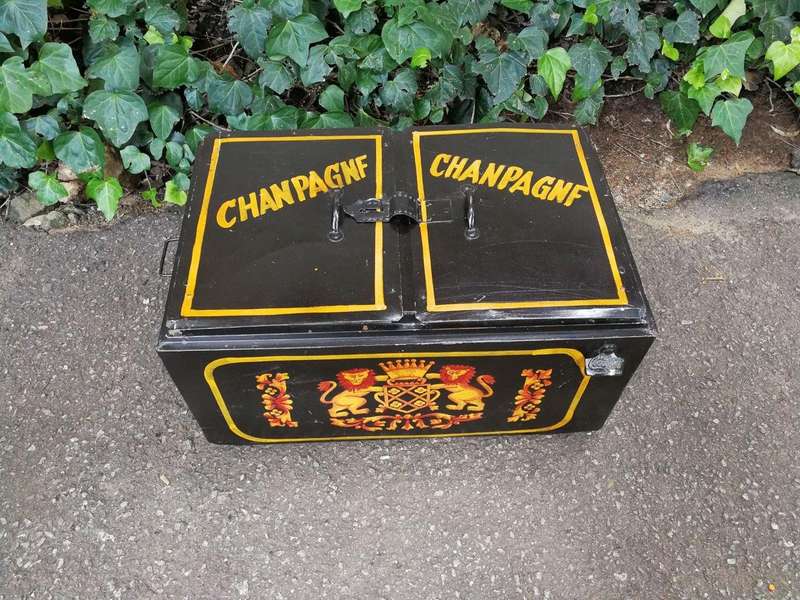 Antique Style Tin Cooler-Box Painted With Coat Of Arms