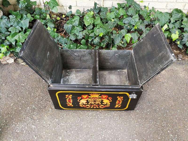 Antique Style Tin Cooler-Box Painted With Coat Of Arms
