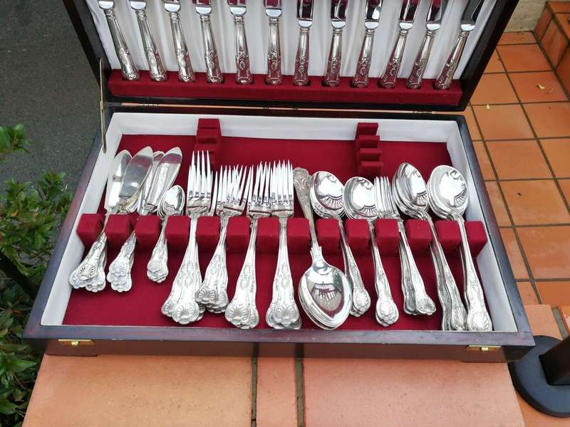A Sheffield silver plate King's pattern canteen