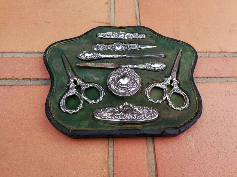 A Sterling Silver Sewing Set In Original Case (0.111gr)