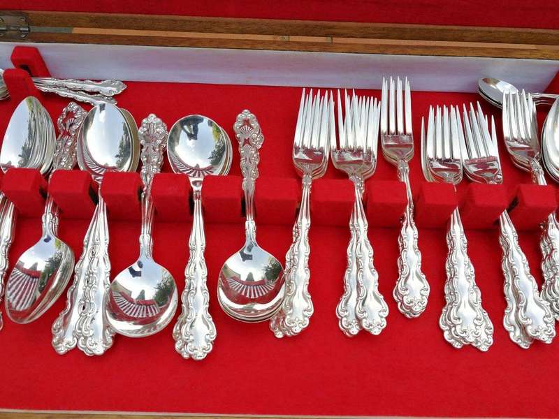 A Oneida 12 place Silver Plate Mansion House Design Cutlery Set (Mint condition as never used)  ...