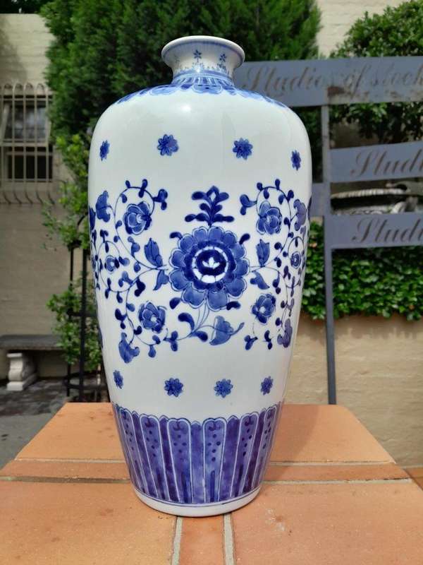 A 20TH Century Hand-Painted Oriental Ceramic Blue and White Urn / Vase