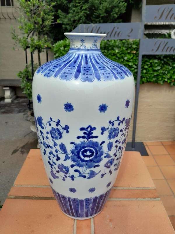 A 20TH Century Hand-Painted Oriental Ceramic Blue and White Urn / Vase