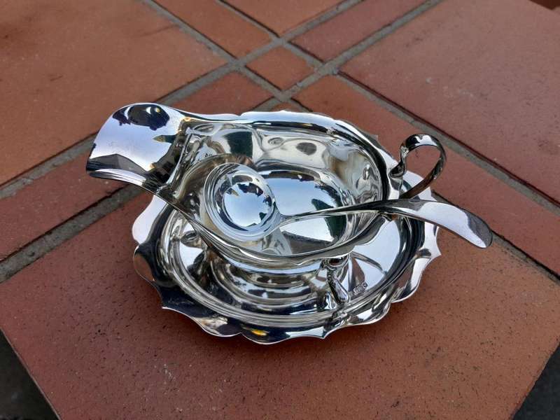 A Mid 20TH Century Elizabeth II Silver Viner's Ltd, Sheffield, Gravy  /  Sauce Boat Silver (250g ...