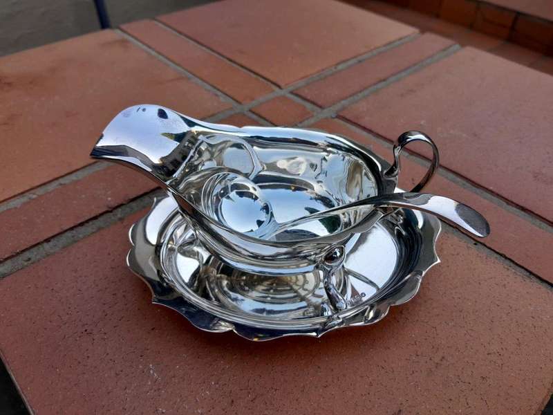 A Mid 20TH Century Elizabeth II Silver Viner's Ltd, Sheffield, Gravy  /  Sauce Boat Silver (250g ...
