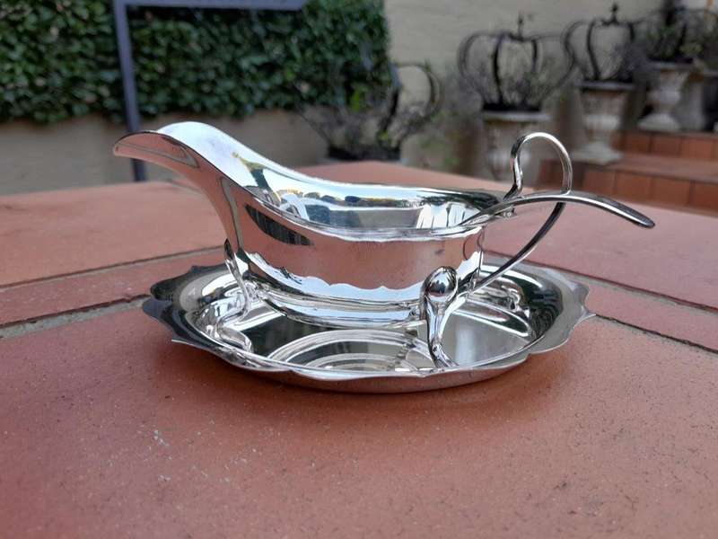 A Mid 20TH Century Elizabeth II Silver Viner's Ltd, Sheffield, Gravy  /  Sauce Boat Silver (250g ...