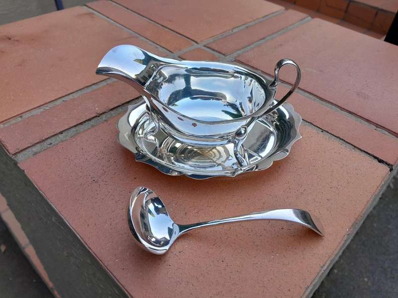 A Mid 20TH Century Elizabeth II Silver Viner's Ltd, Sheffield, Gravy  /  Sauce Boat Silver (250g ...