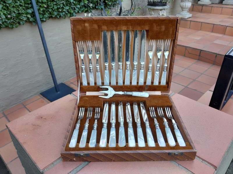 A Late 19th / Early 20th Century Silver Plate Cased Set of Twelve Fruit Forks and Knives and Frui...