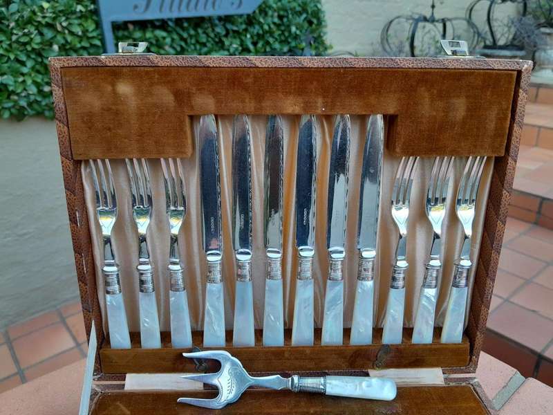 A Late 19th / Early 20th Century Silver Plate Cased Set of Twelve Fruit Forks and Knives and Frui...