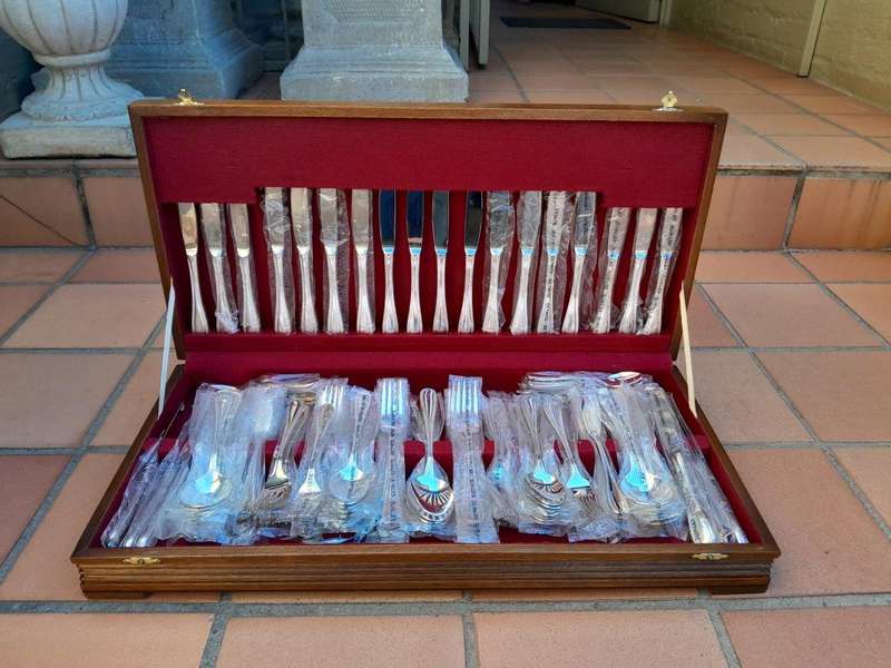 An Eetrite12 Place Canteen Of Avon Design Silver Plate  Cutlery Set