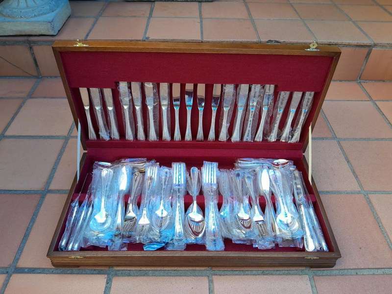An Eetrite12 Place Canteen Of Avon Design Silver Plate  Cutlery Set