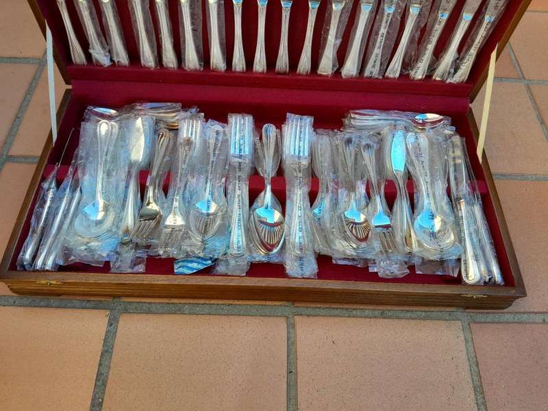 An Eetrite12 Place Canteen Of Avon Design Silver Plate  Cutlery Set