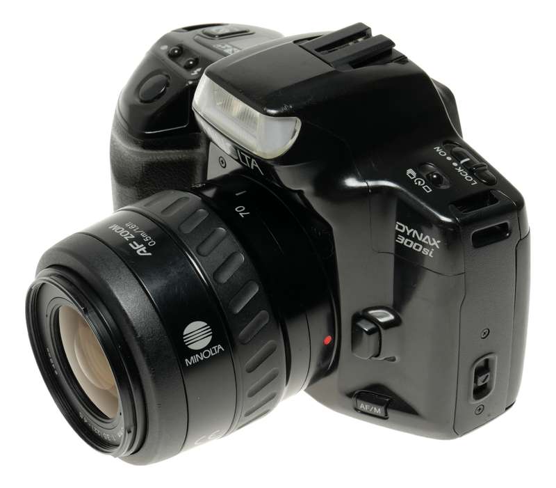 Minolta Dynax 300si SLR antique film camera 35-70mm Zoom lens