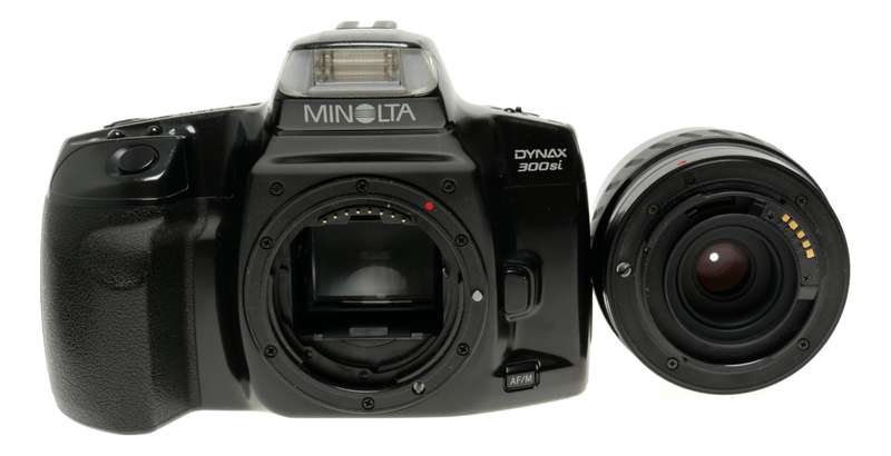 Minolta Dynax 300si SLR antique film camera 35-70mm Zoom lens