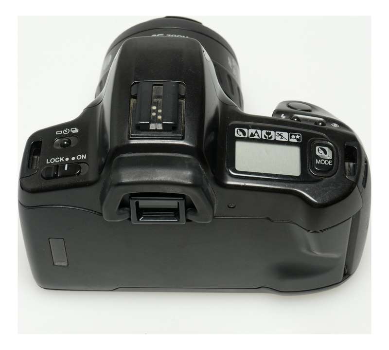Minolta Dynax 300si SLR antique film camera 35-70mm Zoom lens