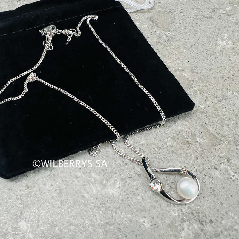 Retail: R1950.00 BRITISH JEWELLERS Freshwater Pearl Bow Pendant with Swarovski Elements® + Chain