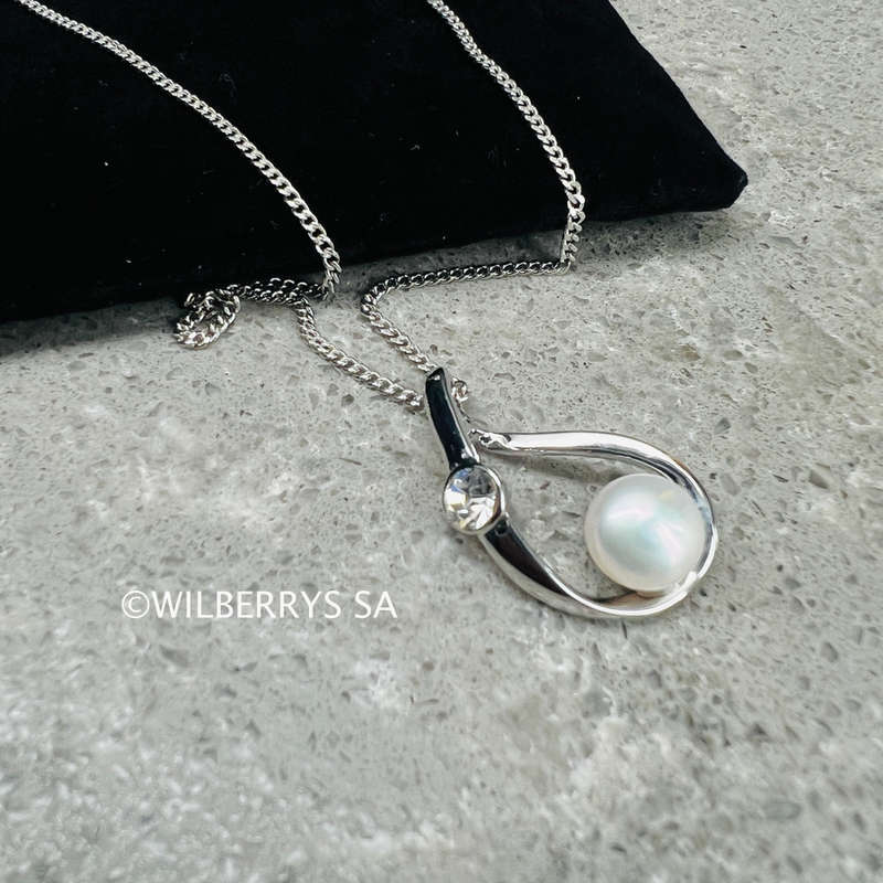 Retail: R1950.00 BRITISH JEWELLERS Freshwater Pearl Bow Pendant with Swarovski Elements® + Chain