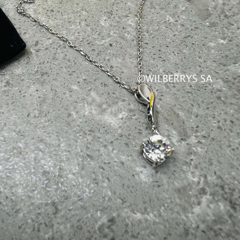 Retail: R1950.00 BRITISH JEWELLERS Bijou Pendant, Made with crystals from Swarovski® + Chain
