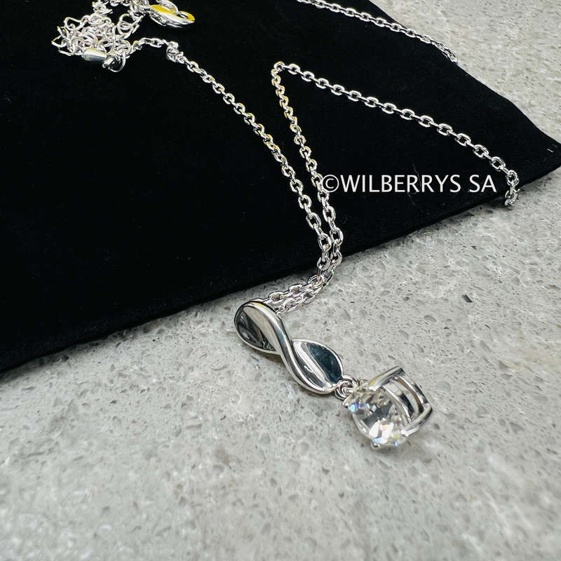 Retail: R1950.00 BRITISH JEWELLERS Bijou Pendant, Made with crystals from Swarovski® + Chain