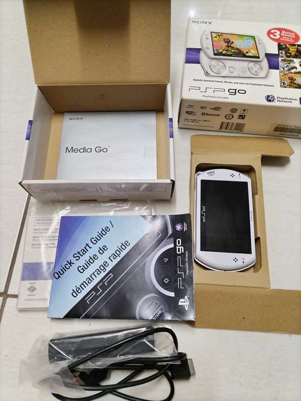 Sony Pspgo N1001 PW pearl white boxed in mint condition