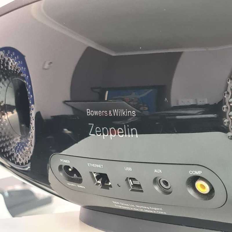 B&W Zeppelin (turns on. read details)