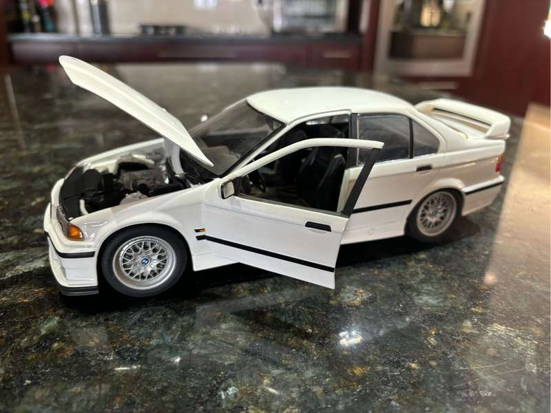 BMW 1/18 E36 318is White (UT Models)
