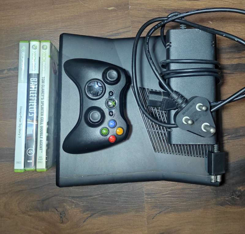 Xbox 360 S + Controller + 3 Games