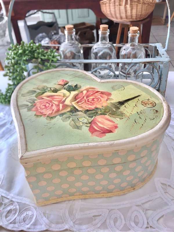 Shabby chic heart-shaped storage box