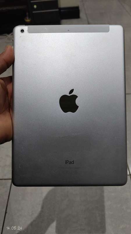 Apple iPad Air 128GB cellular+ WiFi Silver (cracked Touch) (Pre Owned)
