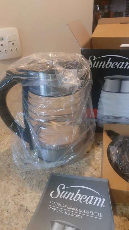 Sunbeam 1.7L Ribbed Glass Kettle SGK-2200RA