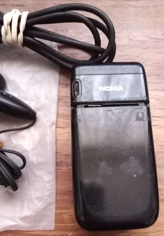 Vintage Nokia 6085 Cell Phone.