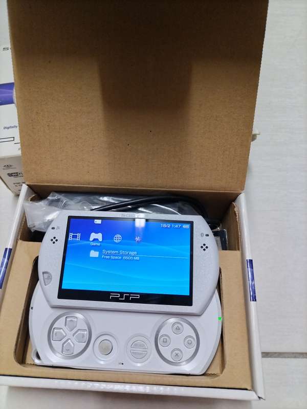 Sony Pspgo N1001 PW pearl white boxed in mint condition