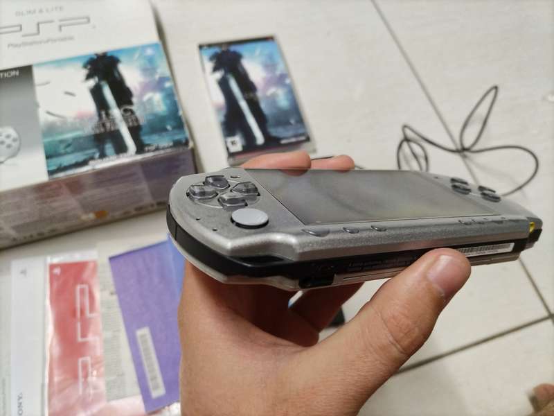 LIMITED EDITION PSP 2000 FINAL FANTASY VII CRISIS CORE