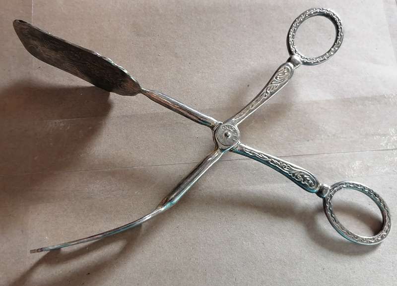 VINTAGE HIGHLY DETAILED CAKE TONG AND LIFTERS SET (E.P ZINK)