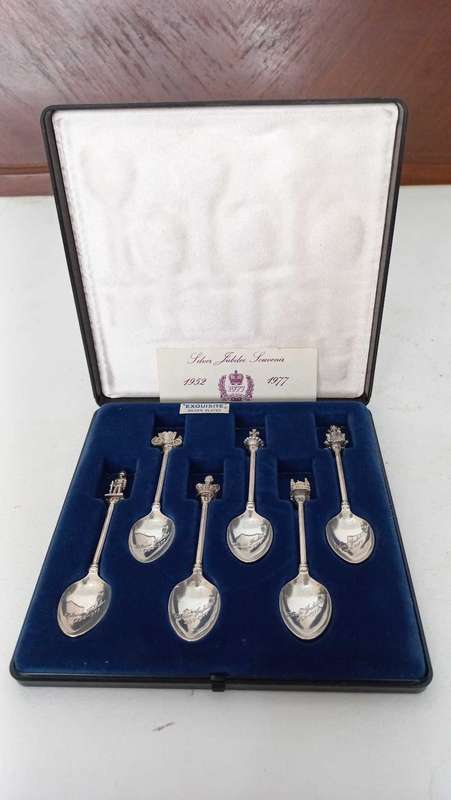 Vintage 1977 Queen Elizabeth  II  `Silver Jubilee  Souvenir ` spoon set