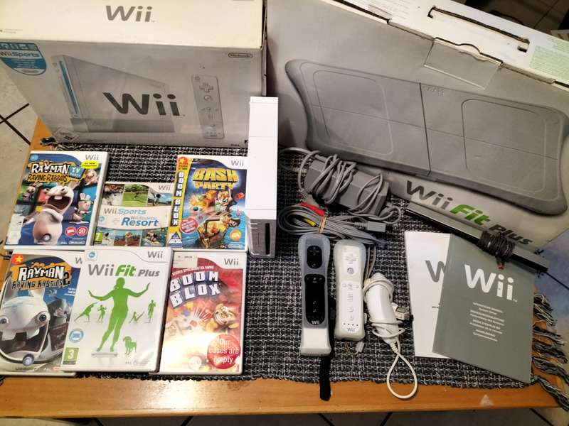 Wii Console White with x6 Wii games and Wii Fit Board