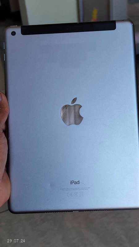 iPad 9.7"(5th gen) 128GB cell + wifi A1823 Fully working (Pre-owned)