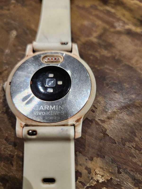 Garmin Vivoactive 3 & charger - USED (shows wear/ discolouration) - OUTSTANDING watch
