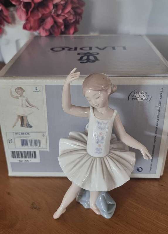 Lladro 8126LITTLE BALLERINA II