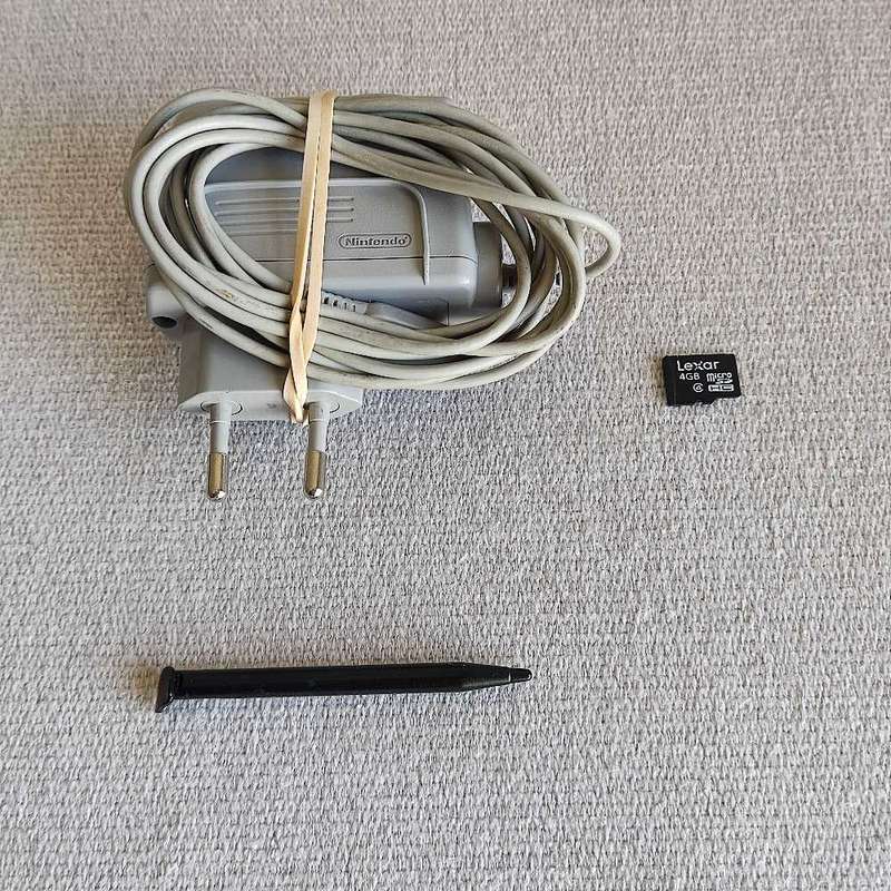 `New` Nintendo 2ds xl console with original stylus and charger