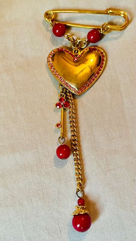 Brooch red gold heart