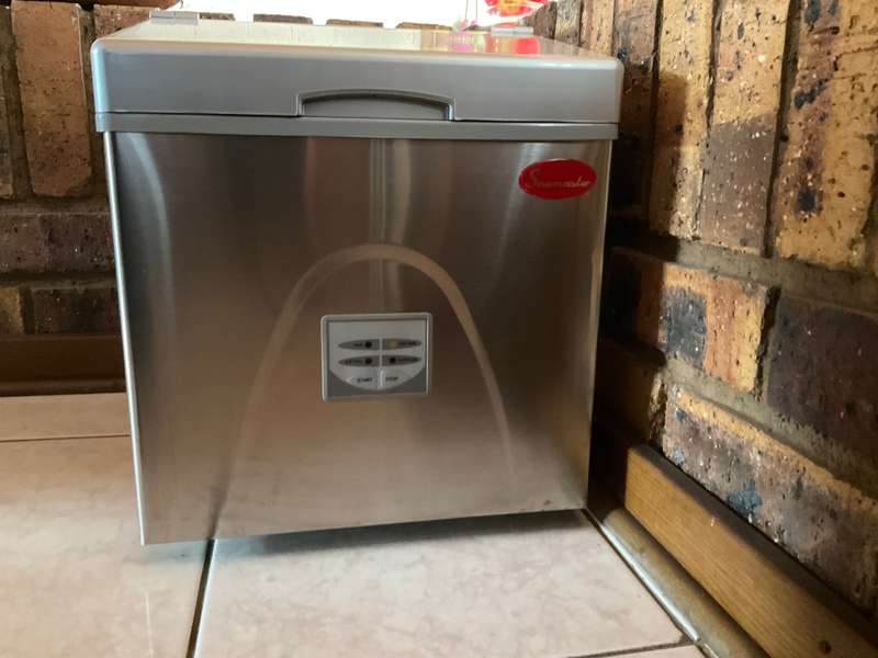 Snomaster ice maker
