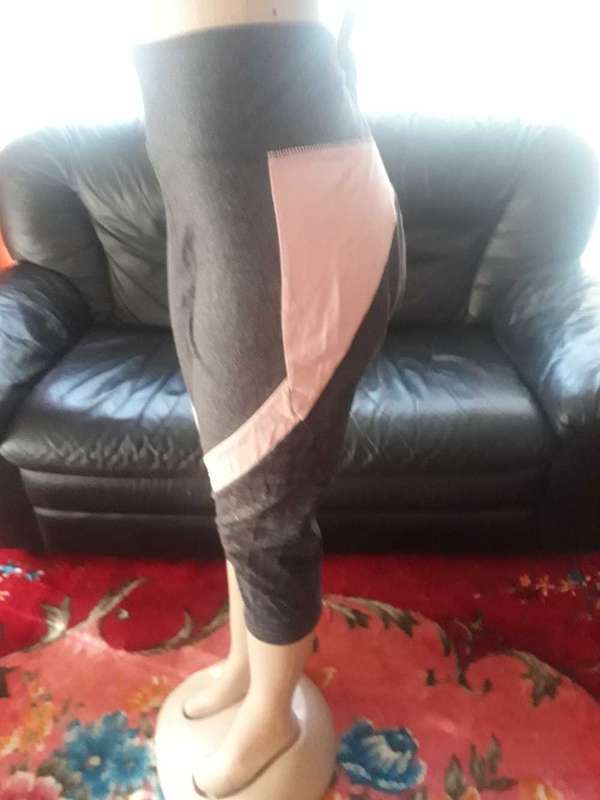 LADIES LEGGINGS: Very Comfy Grey & Pink just below the knee leggings - Size XXXL/42/18 - GOOD