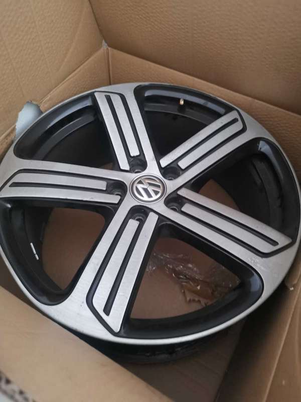 Golf 7R OEM 19inch rims