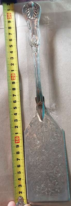 VINTAGE HIGHLY DETAILED CAKE TONG AND LIFTERS SET (E.P ZINK)