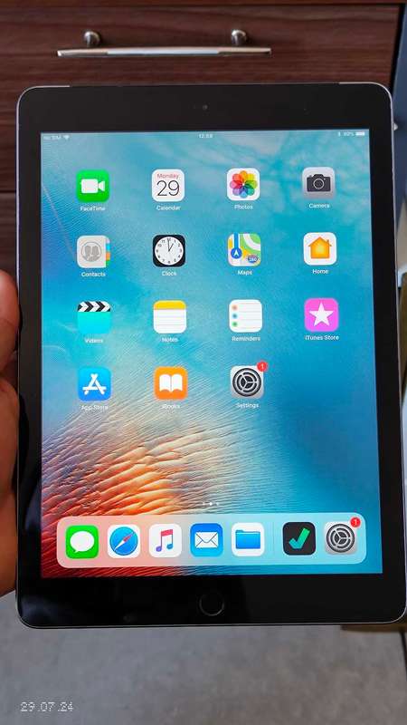 iPad 9.7"(5th gen) 128GB cell + wifi A1823 Fully working (Pre-owned)