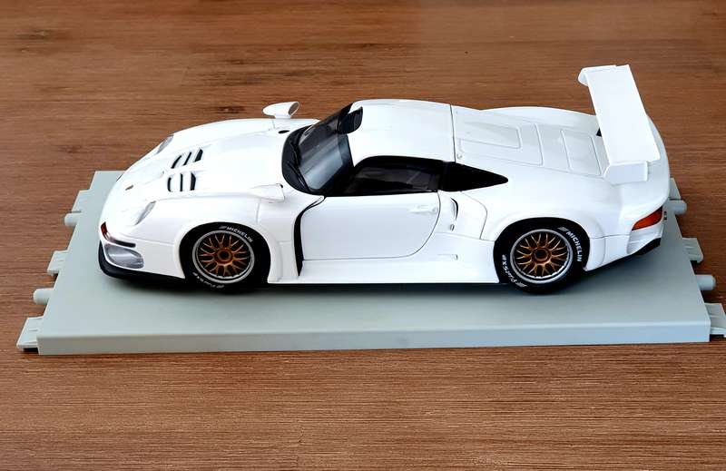 1:18 UT Model - Porche 911GT1 Street Version (96).