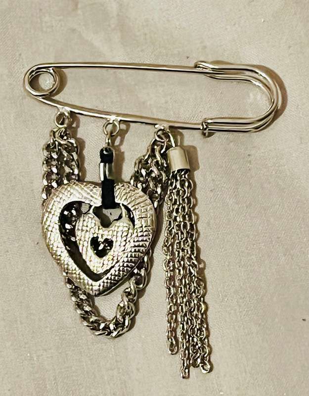 Brooch silver heart