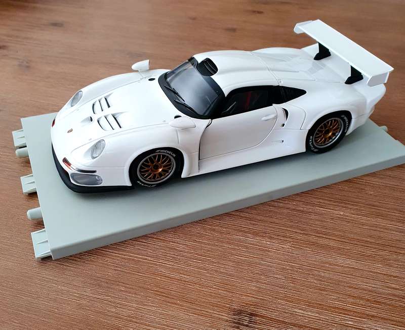 1:18 UT Model - Porche 911GT1 Street Version (96).