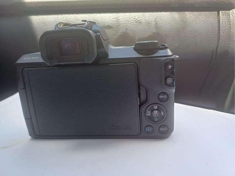 CANON EOS M50 MIRRORLESS CAMERA W/ 15-45MM + EF 75-300mm 1:4-5.6 III Lens & Many Extras Worth R7k!!!